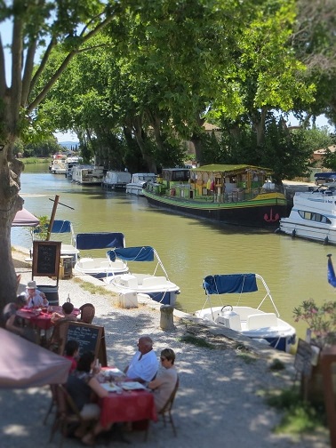 Una pausa en la terraza de un café