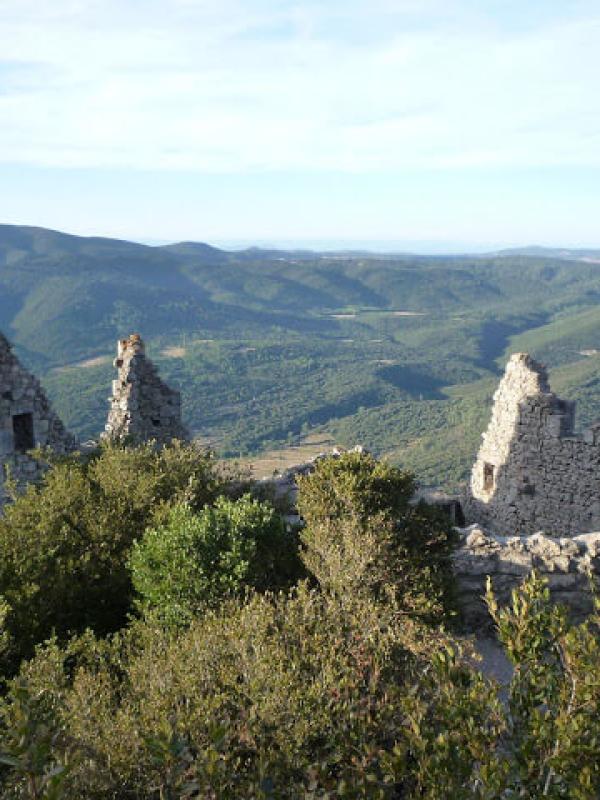 Apprendre le français faire de la randonnée et découvrir les châteaux cathares