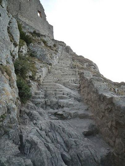 Apprendre le français et faire de la marche dans la montagne de l'Occitanie