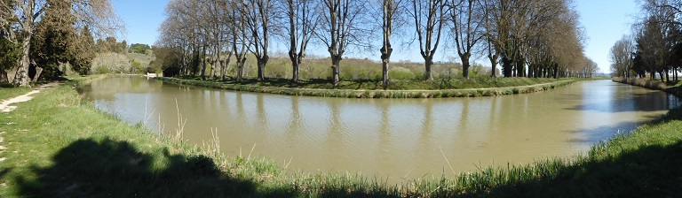 Marcher le long du canal du Midi et améliorez votre français