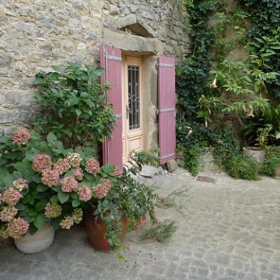 Découvrir les charmants villages du Minervois et apprendre le français