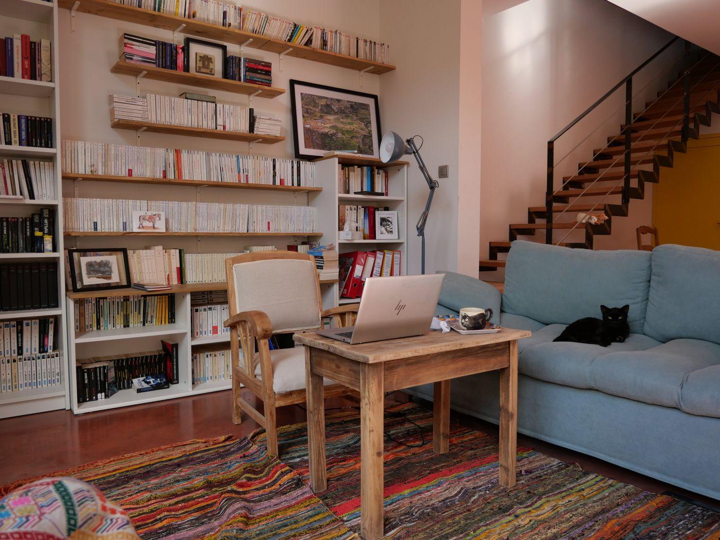 El salón y la biblioteca de la casa de viticultores, donde se imparten las clases de francés