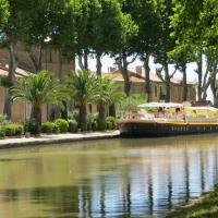 Walk along the Robine canal