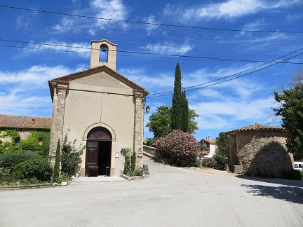 Une chapelle paisible près du canal