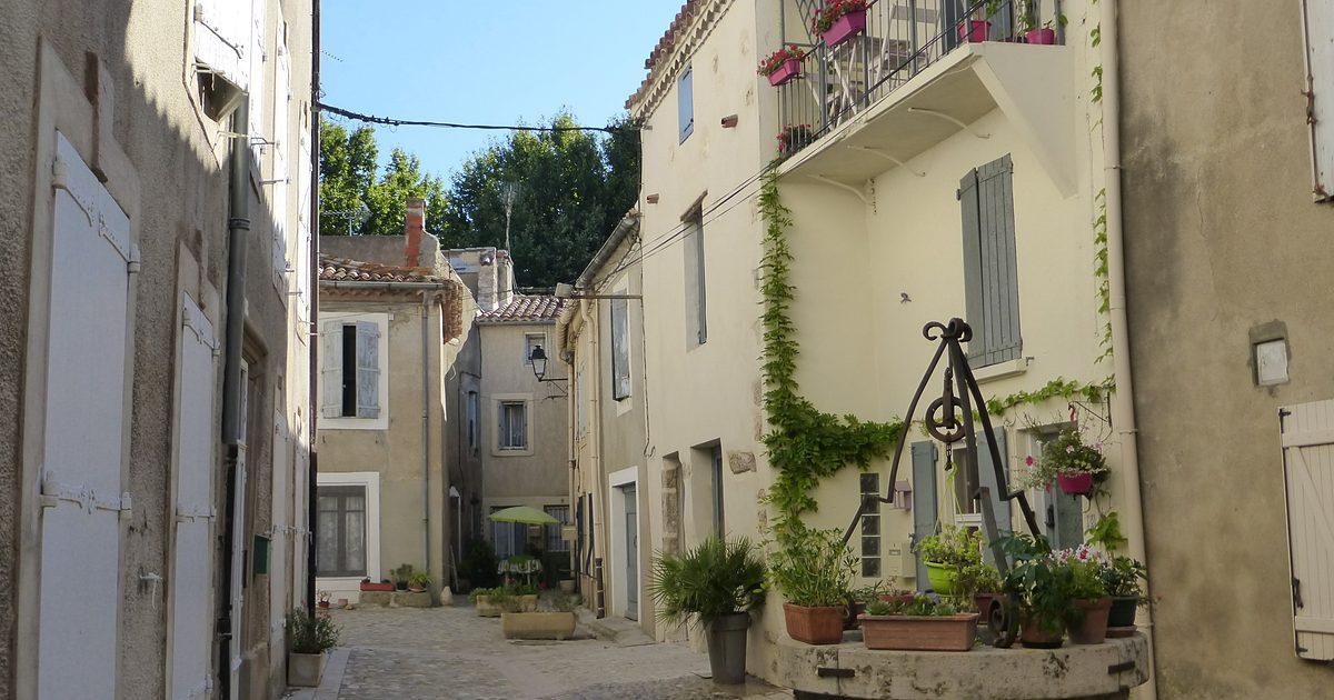 Maison du plo cobbled lane flowered balcony well share 1200x630