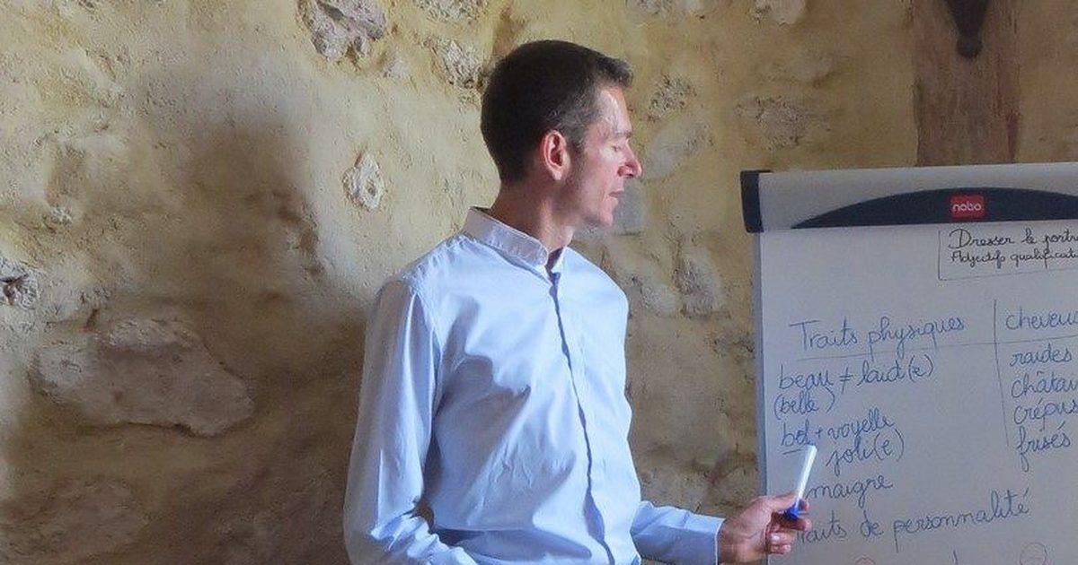 Mickaël, native French teacher, standing at a flipchart during a French as a foreign language lesson at Naturellement Français