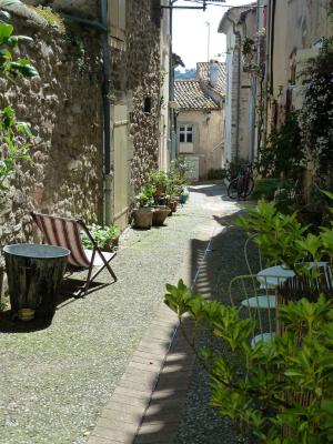 Promenade dans le village de Montolieu et apprentissage du français